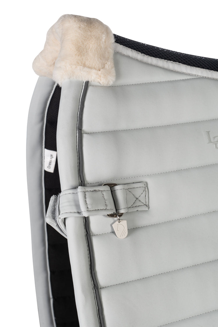 Dressage saddle pad with fur on the withers