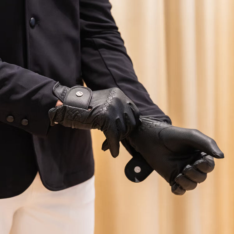 Rider wearing Kentucky riding gloves Grip