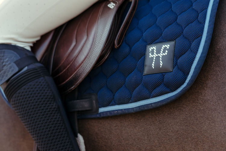 Mesh saddle blanket for horses