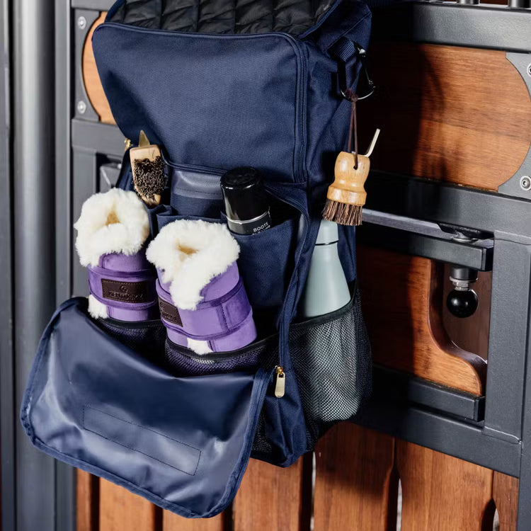 Several compartments to organize your stable accessories
