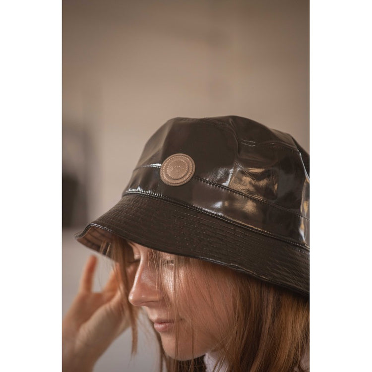 Glossy hat suitable for stable and everyday wear