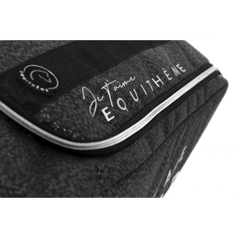 Equestrian bag with zipper