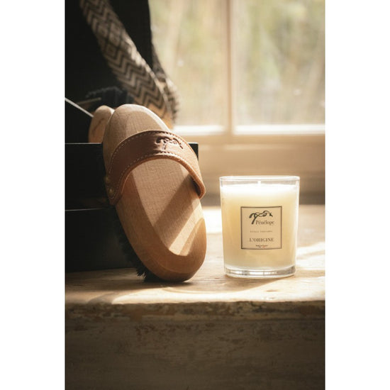 Luxury home fragrance candle with a balanced blend of fruity, floral and woody notes.
