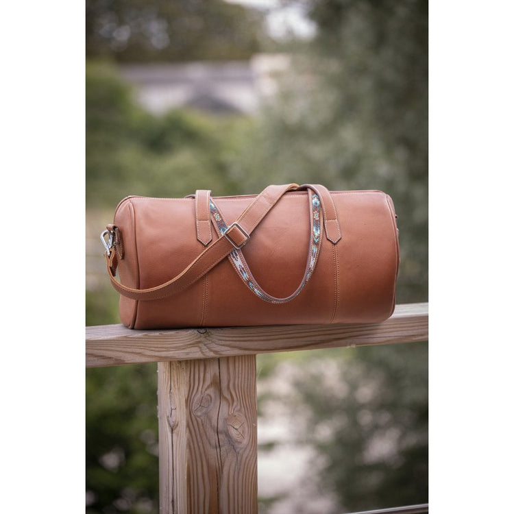 Medium leather travel bag with detachable long shoulder strap.