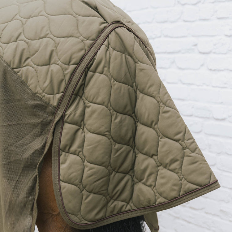 Travel blanket for horses with warm back area