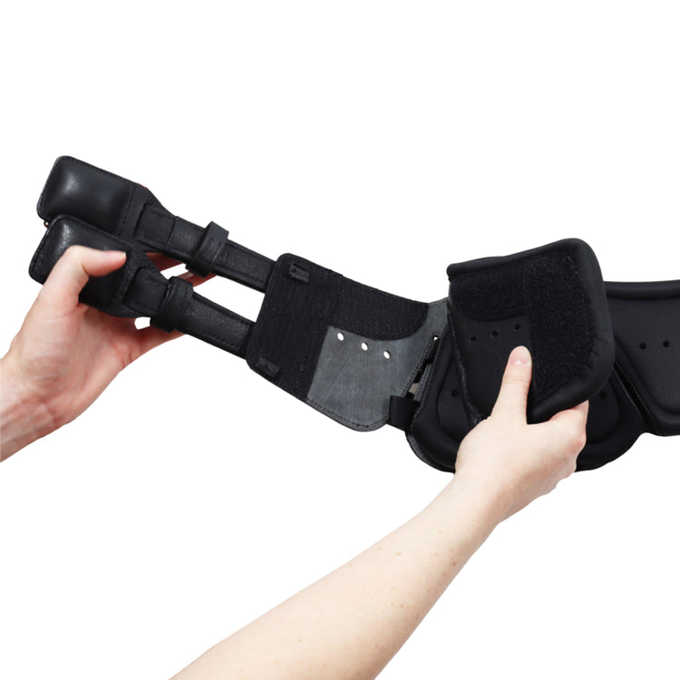 Neoprene-covered Stübben Equi-Soft girth shown with its anatomical construction.