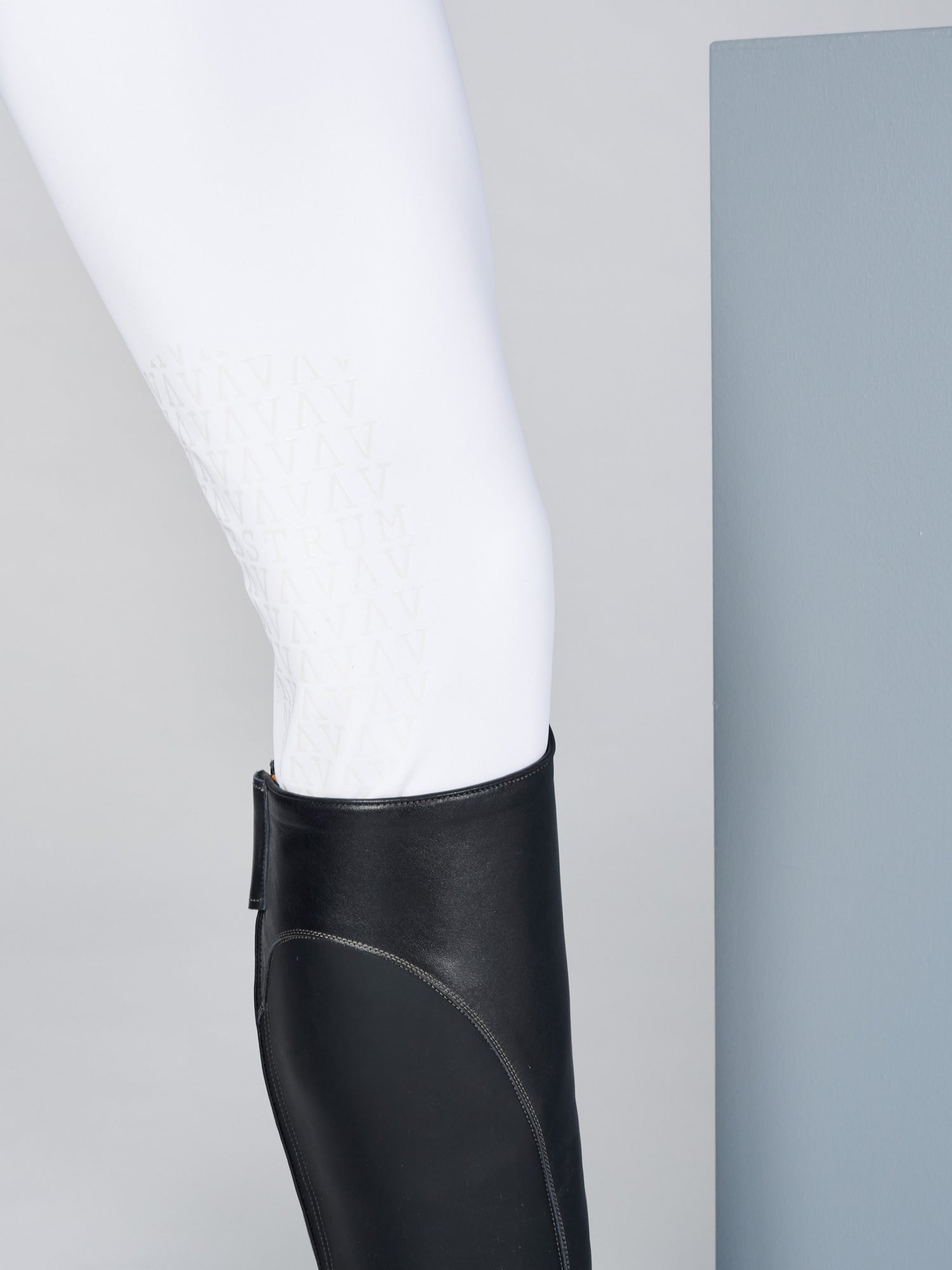 Silicone knee grip men breeches