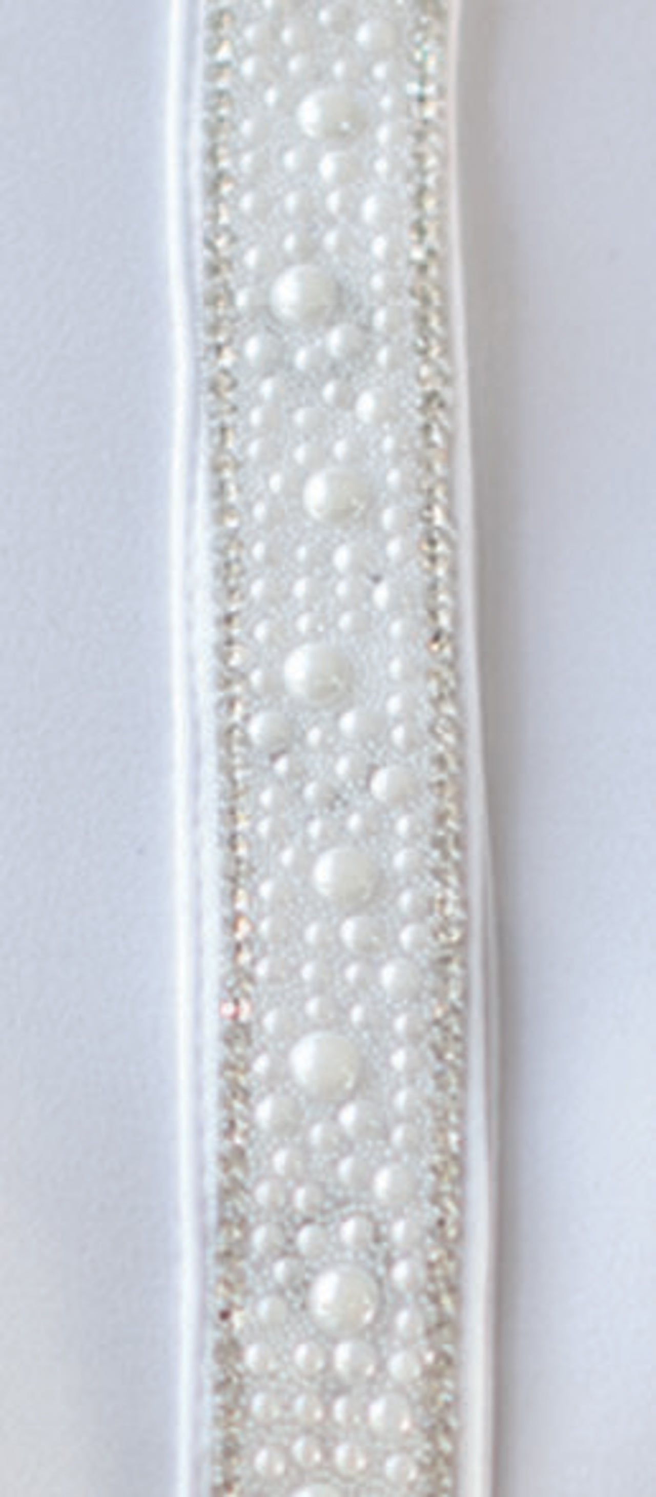 White pearls tie