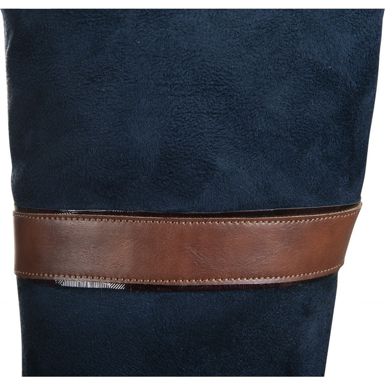 Decorative strap on the shoes