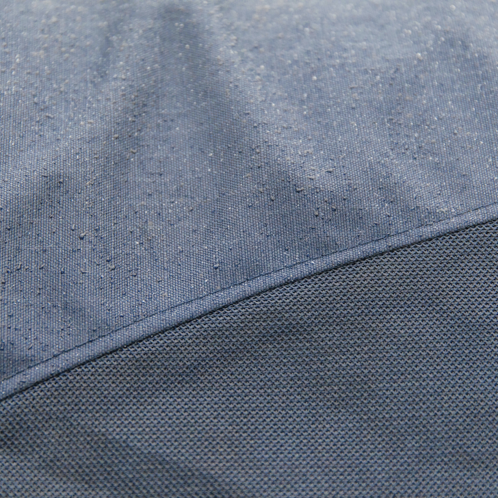 Lightweight rain rug for horses