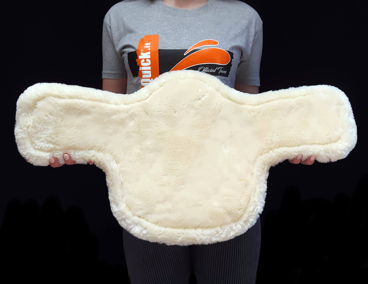 Short stud guard girth with sheepskin