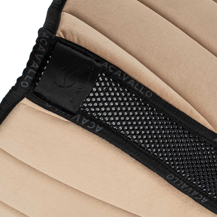 Saddle Blanket with air ventilation on spine