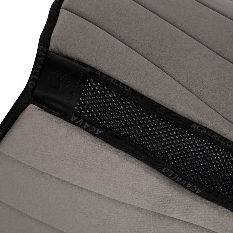 Saddle Blanket with air vent on spine