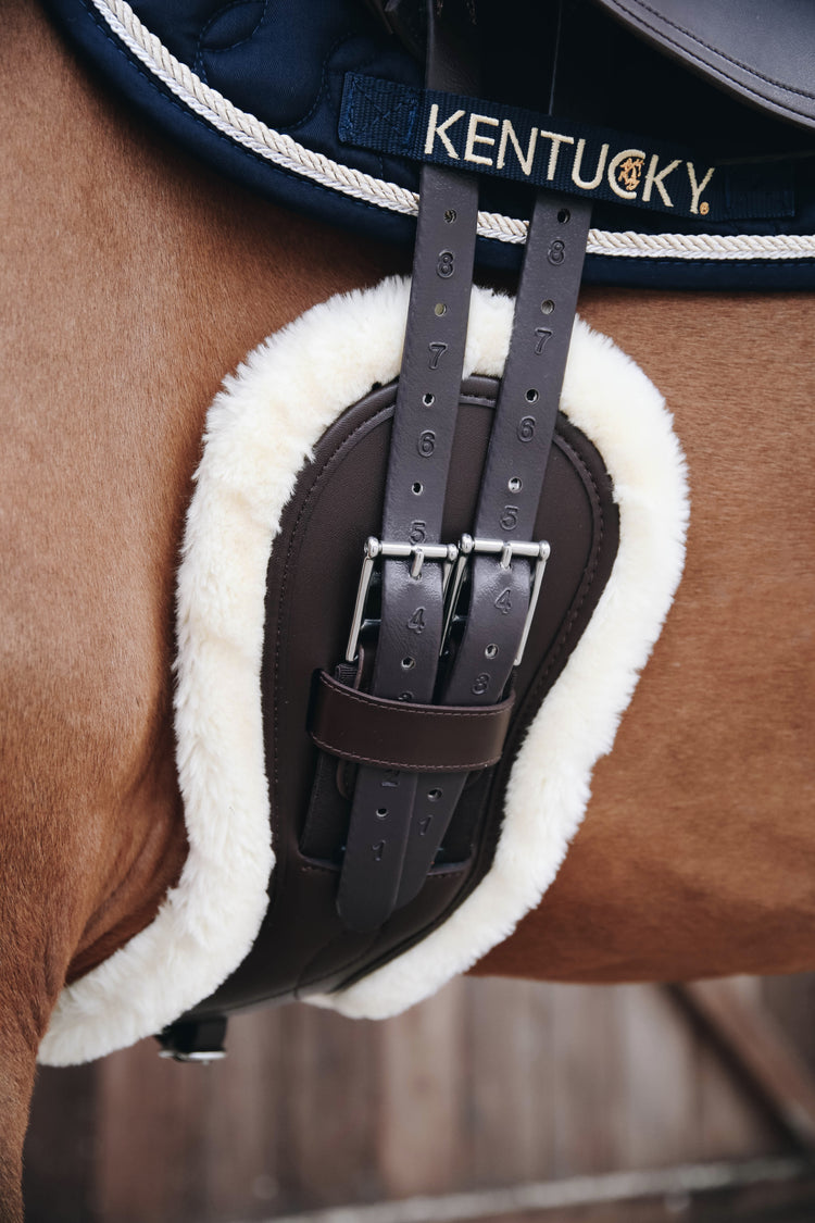 Anatomic shaped dressage girth with sheepskin