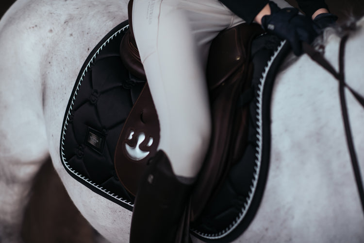 Schwarze Ponyschabracke