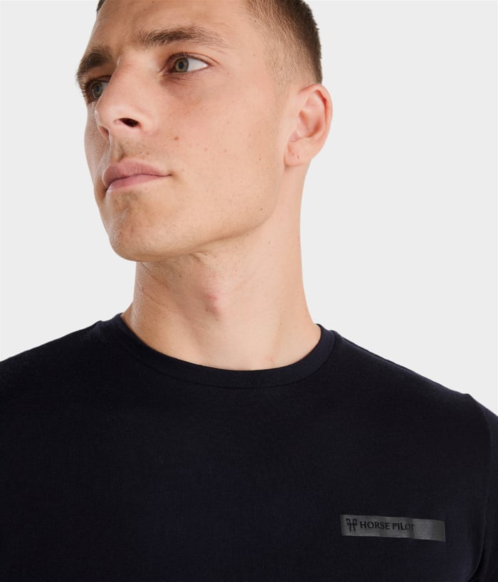 Thermoregulating riding T-shirt for male riders dark night