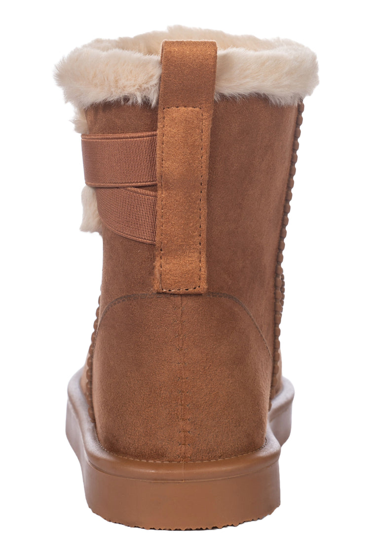 Durable waterproof boots with faux fur lining and insulation