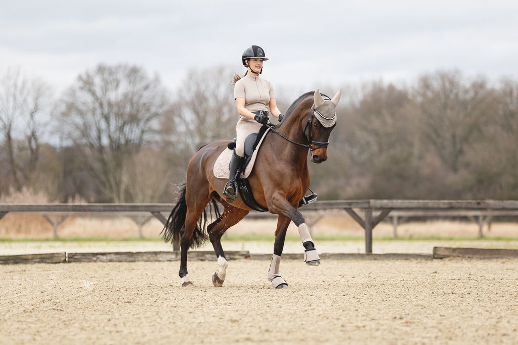 Women riding a horse in the ANKY 3C collection in beige