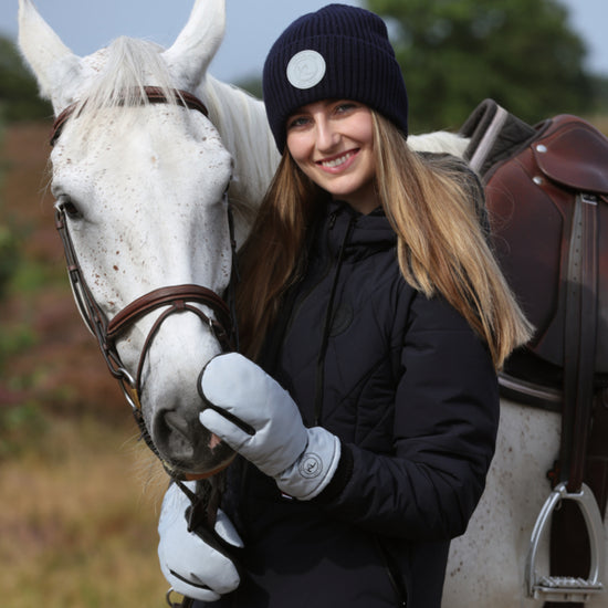 Insulated riding mittens for winter equestrian use