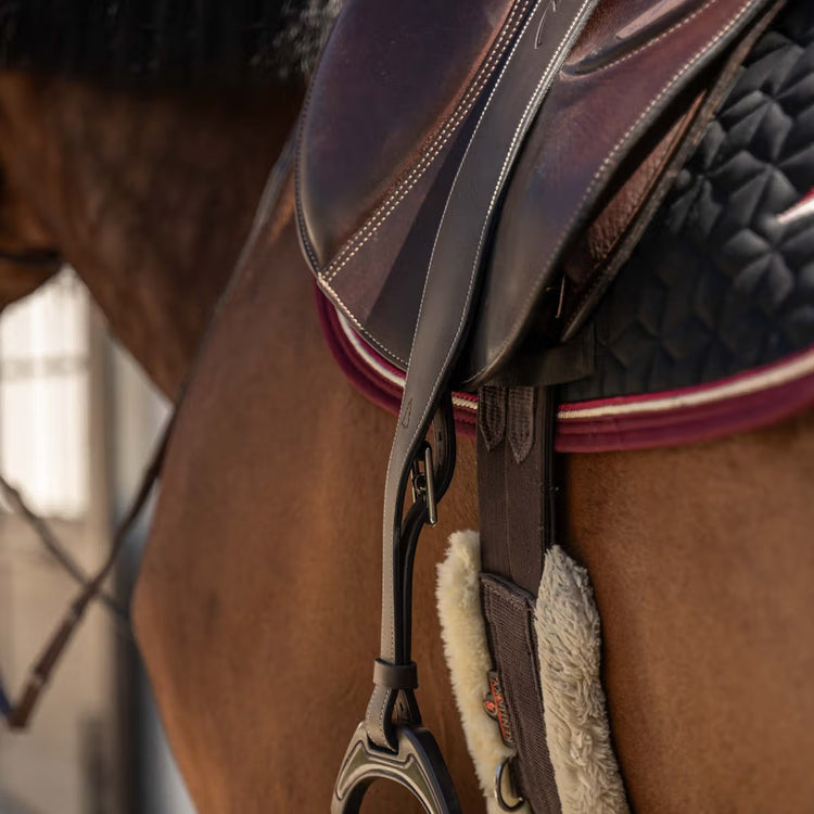 Wide stirrup leathers for jumping saddle