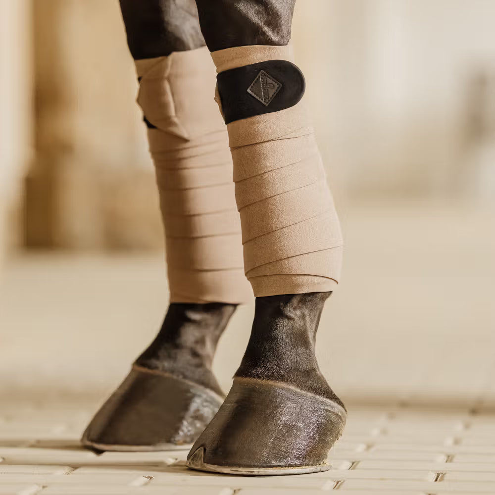 Dirt-repellent and lint-free