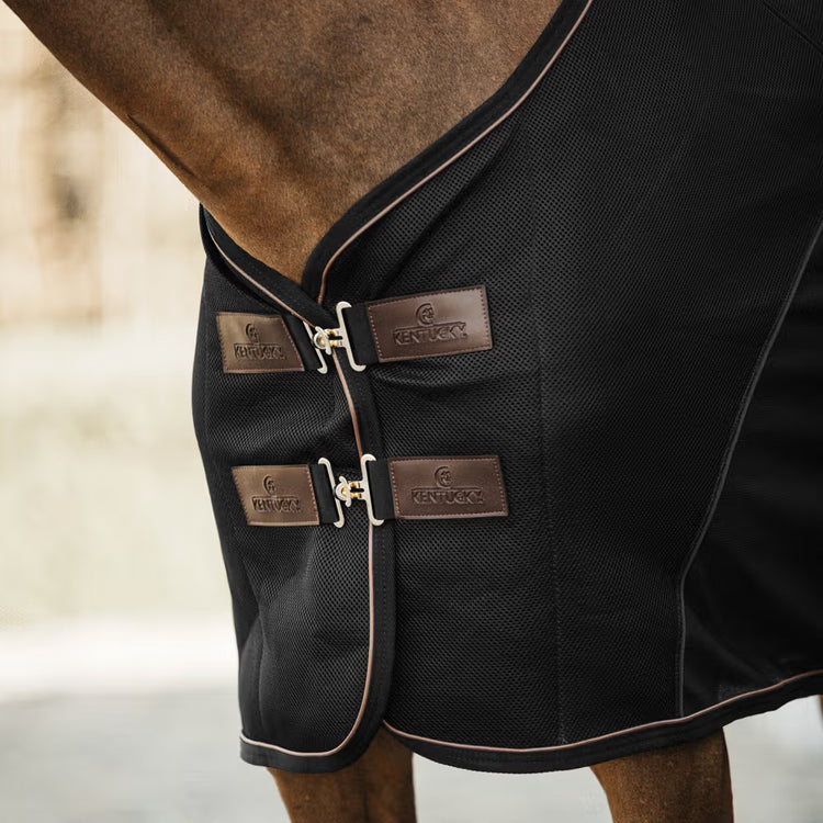  Absorbs sweat and water, while keeping your horse warm