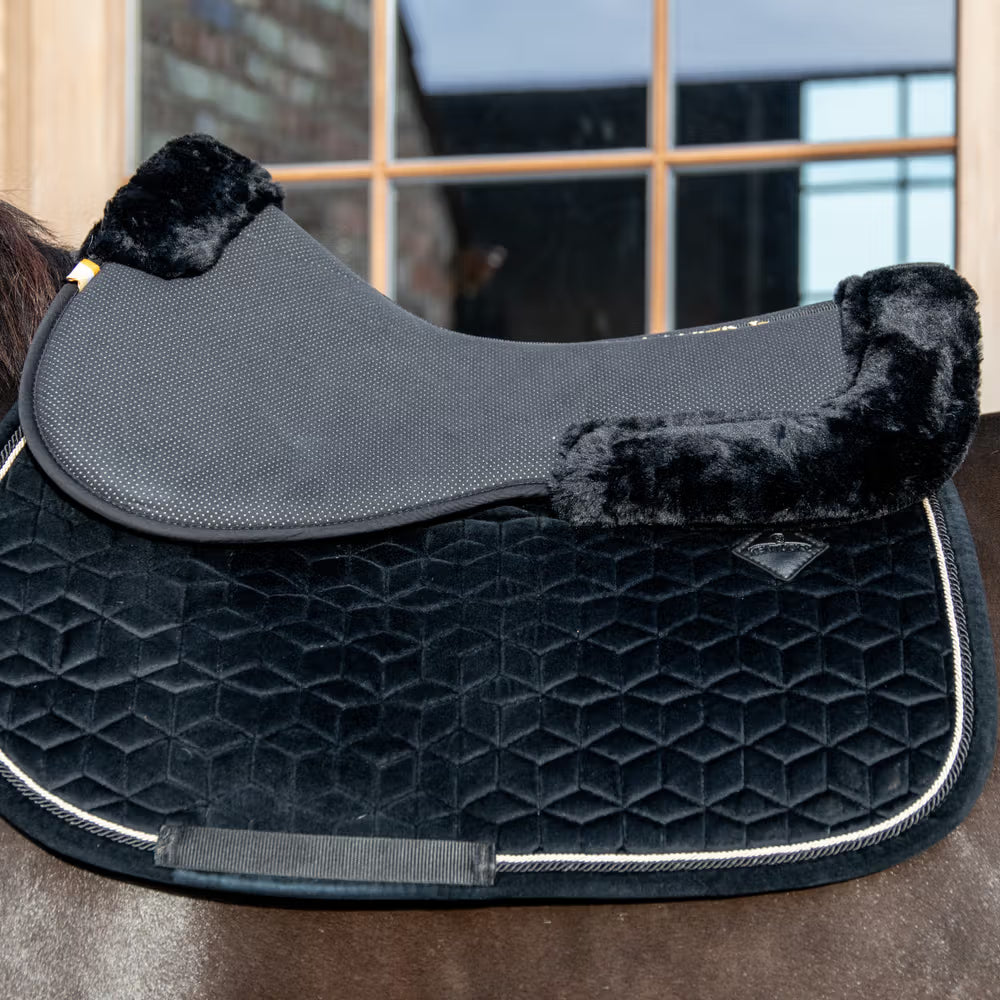 Thinner for a closer contact with the horse 