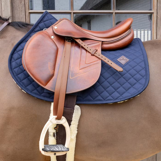 Sheepskin saddle blanket for jumping saddle