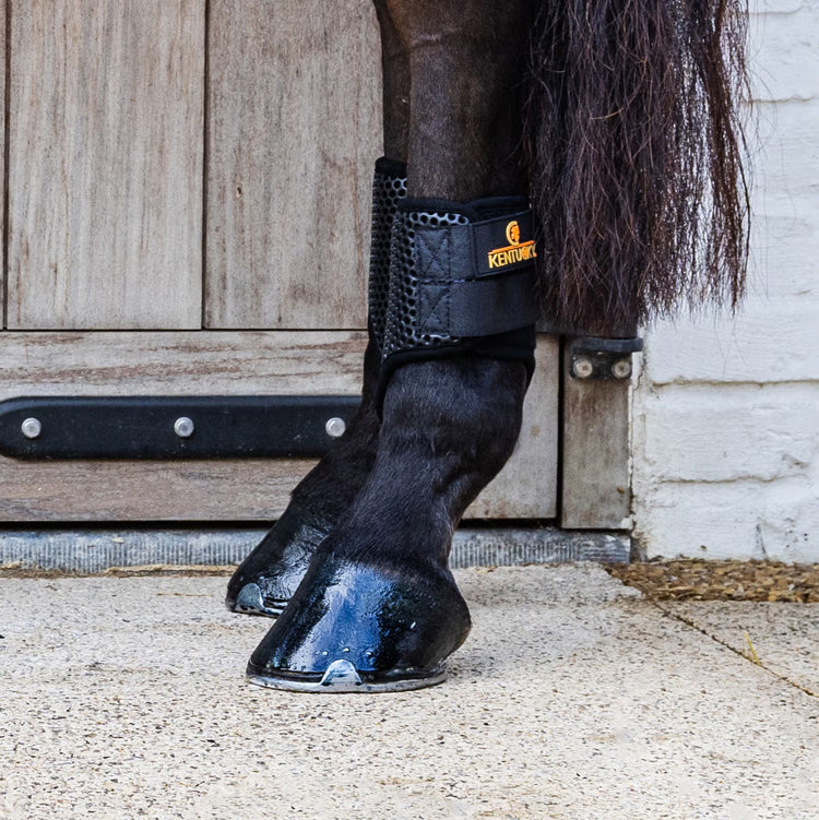 Breathable turnout boots for horses