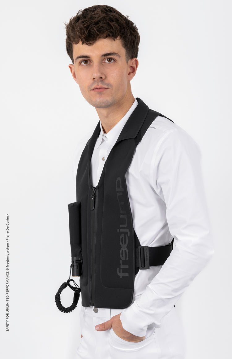 Man wearing the new Freejump Plume Airbag vest