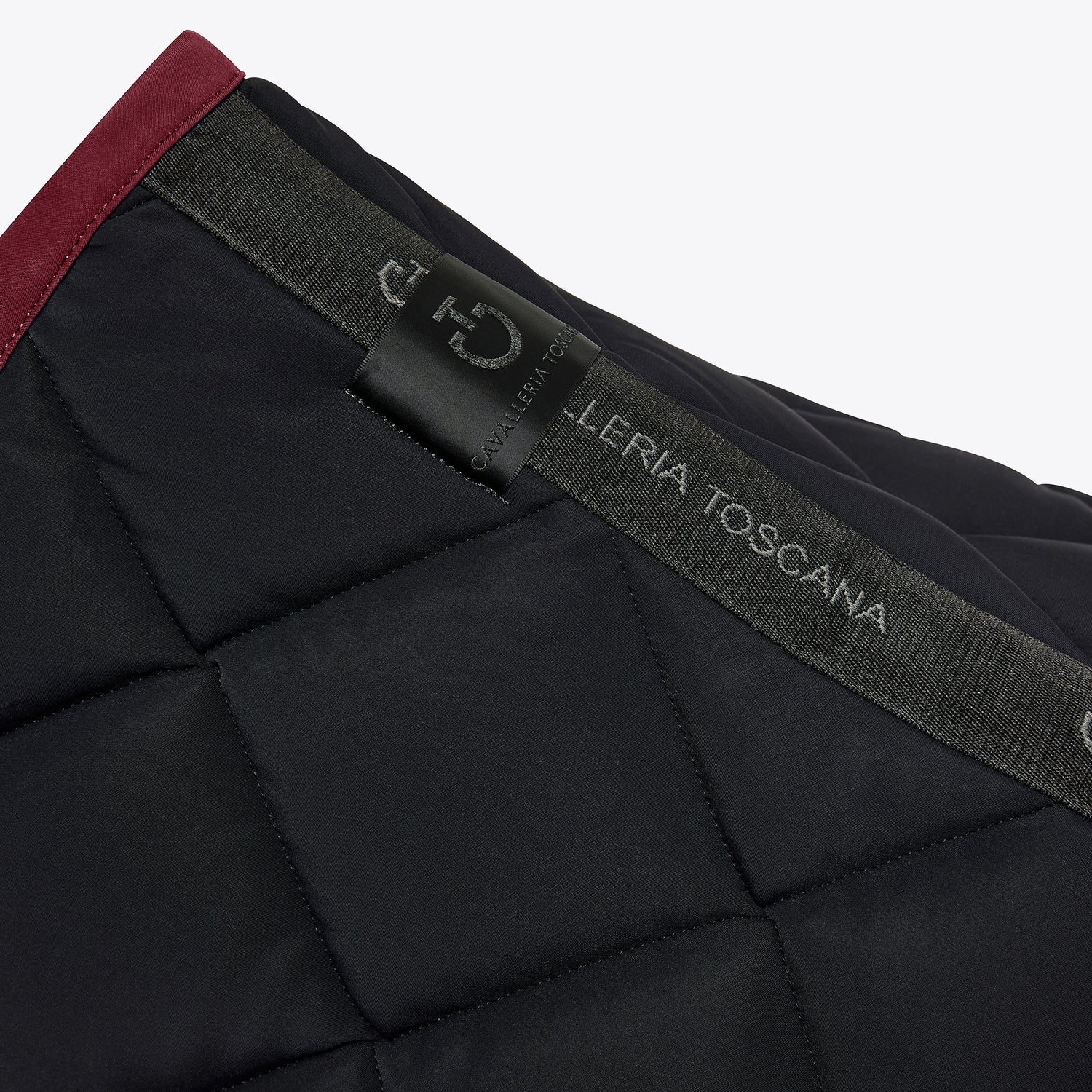 Cavalleria Toscana Diamond Quilt Jump Pad in black and burgundy 