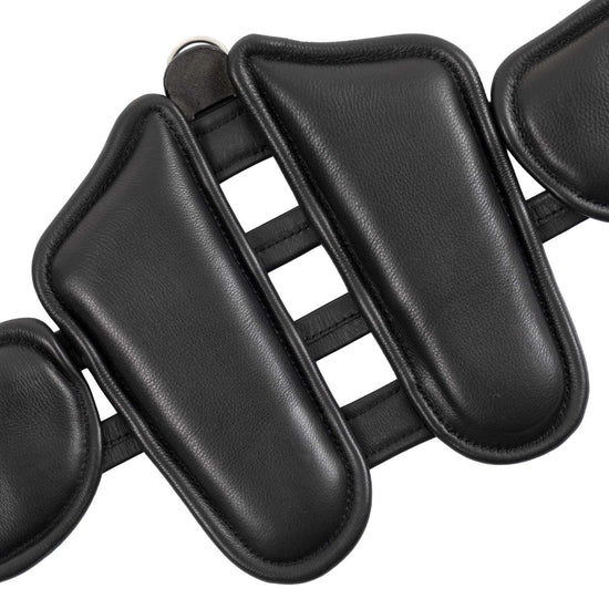 Anatomical dressage girth with soft padding