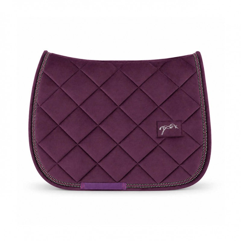 Jumping saddle pad with cut-away spine line for good wither clearance