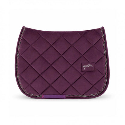 Jumping saddle pad with cut-away spine line for good wither clearance