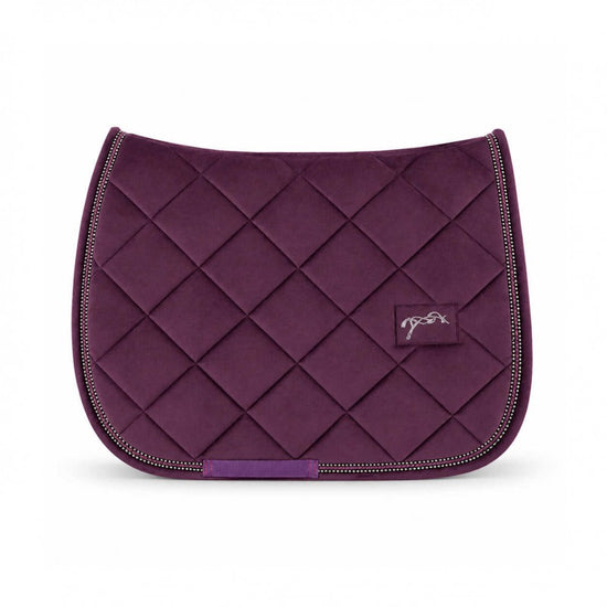 Jumping saddle pad with cut-away spine line for good wither clearance