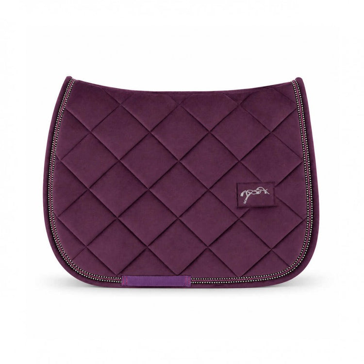 Jumping saddle pad with cut-away spine line for good wither clearance