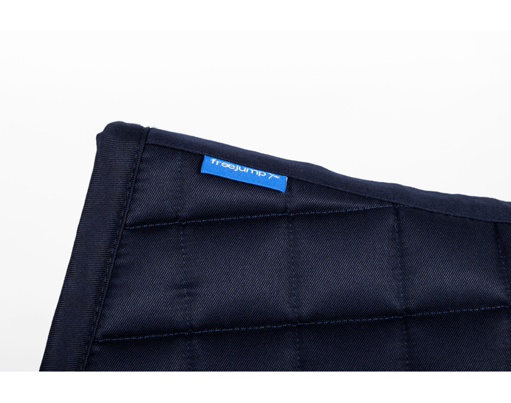 Quilted jumping saddle pad with ergonomic fit