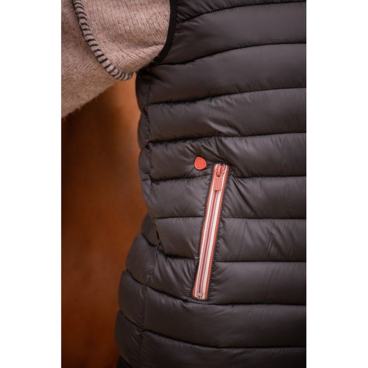 Close up of the paddock quilted vest zipper pocket p