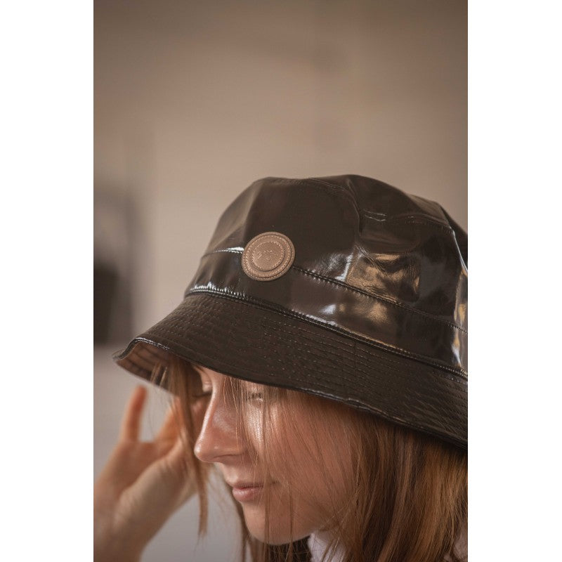 Glossy hat suitable for stable and everyday wear