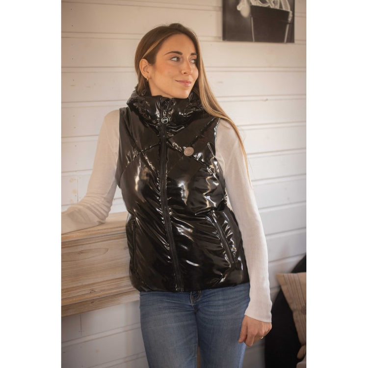 Glossy sleeveless padded jacket with unrestricted arm movement