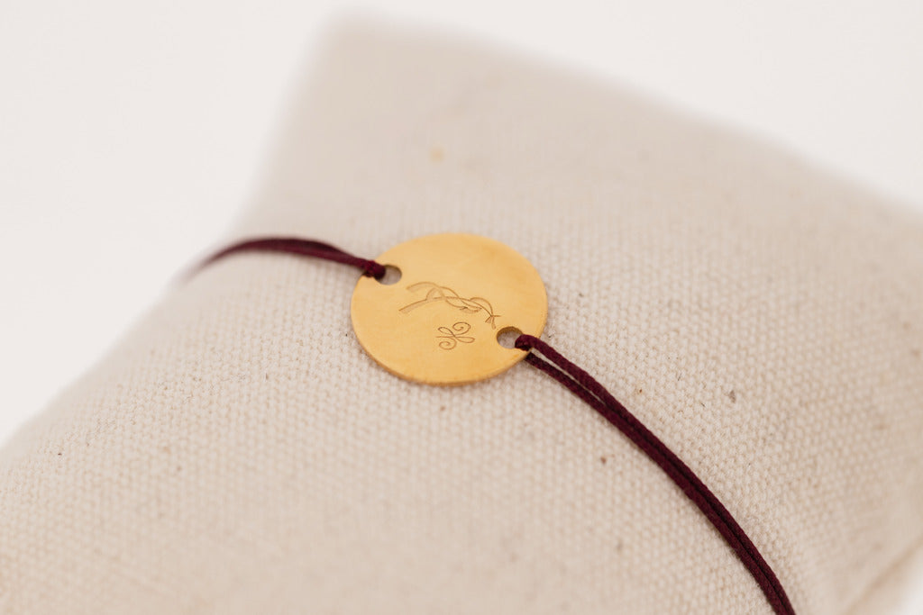 Gold equestrian bracelet for women with a delicate and minimalist design.