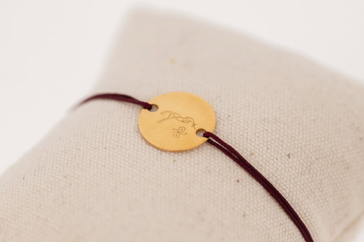 Gold equestrian bracelet for women with a delicate and minimalist design.