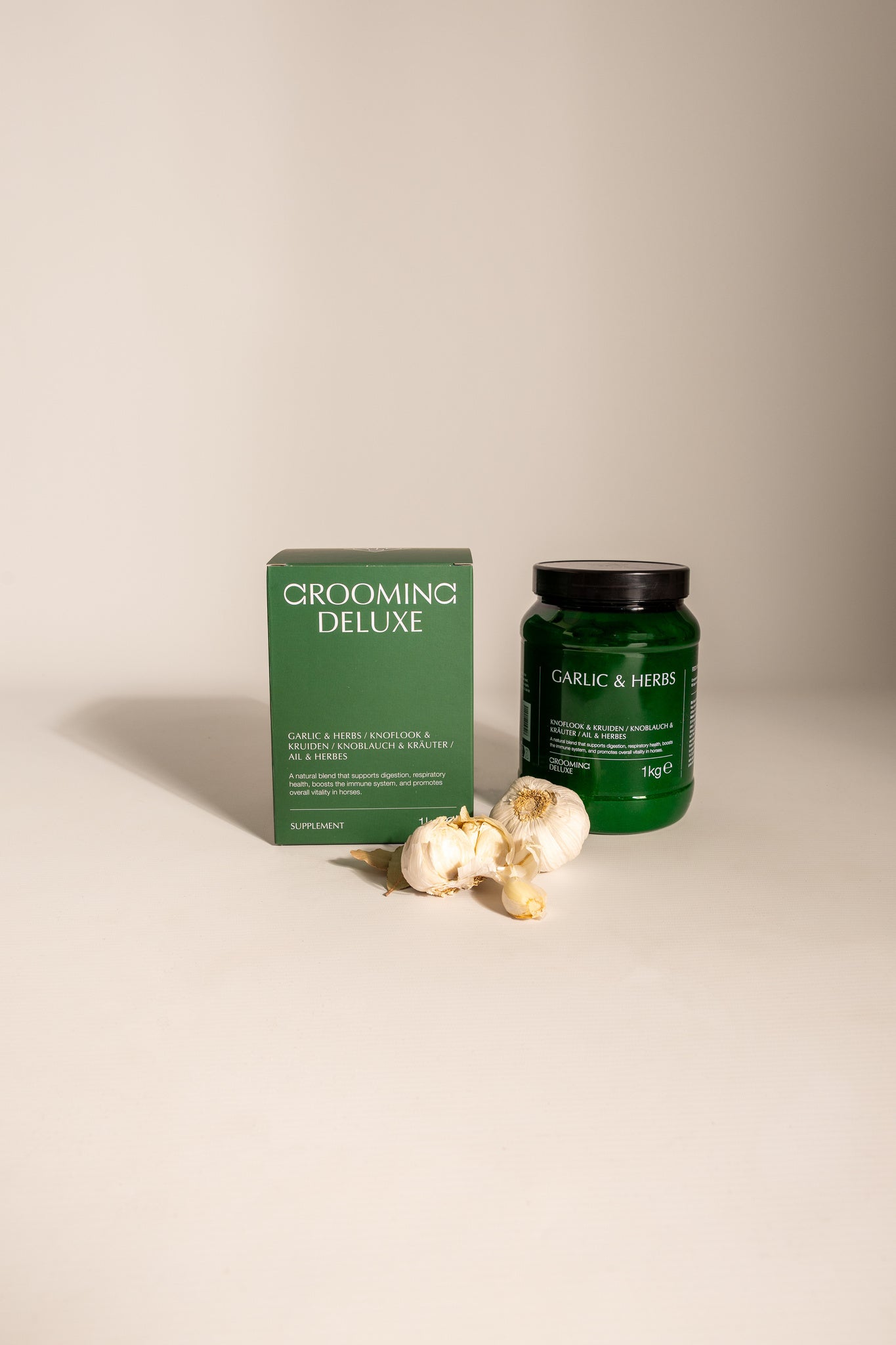 Grooming Deluxe garlic and herbal blend for horses