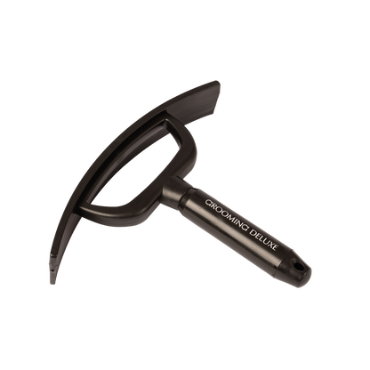 Practical horse grooming scraper for removing water from the coat