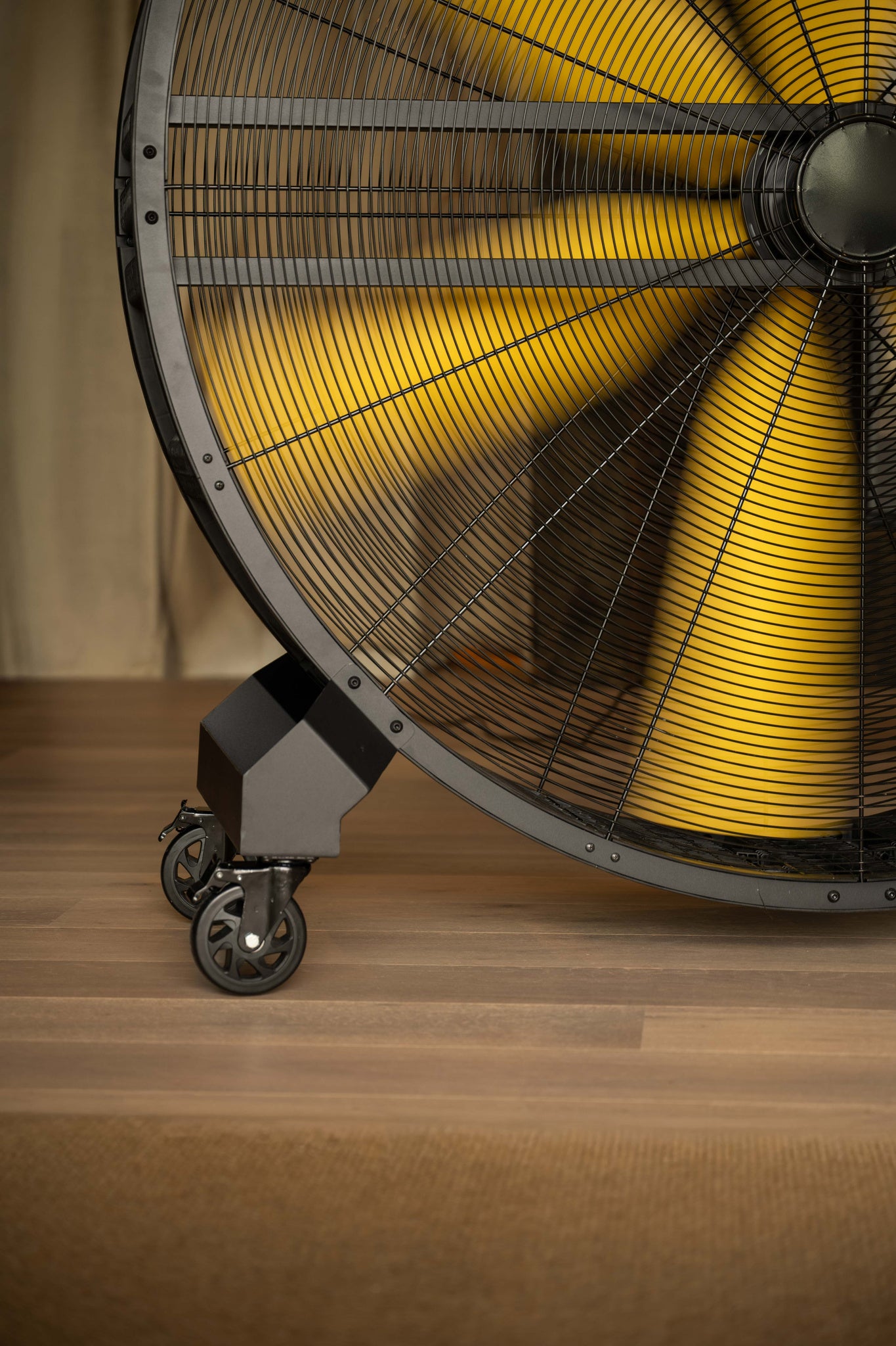 Horse stable fan for powerful and efficient air circulation