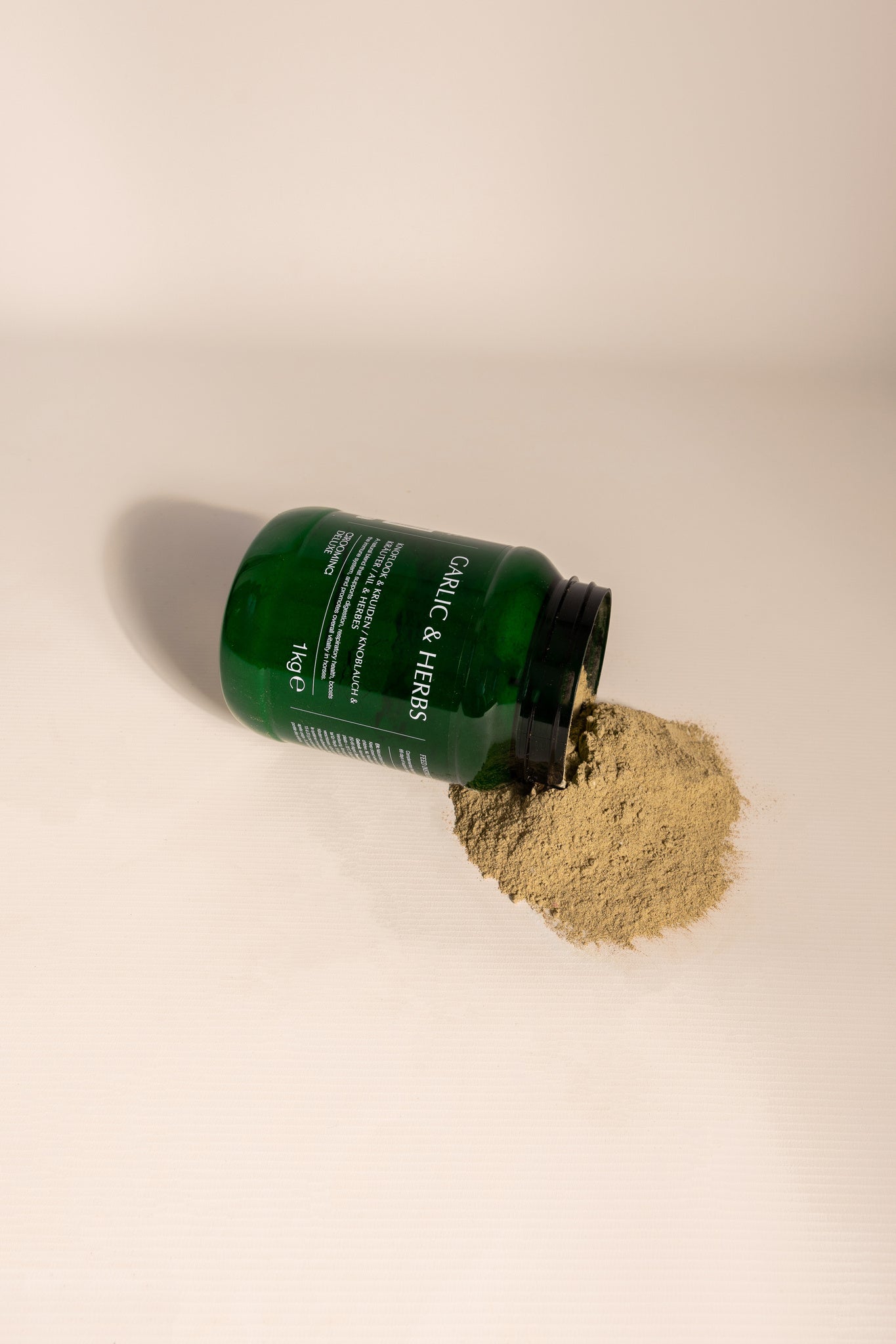 Natural horse supplement with dried garlic and selected herbs