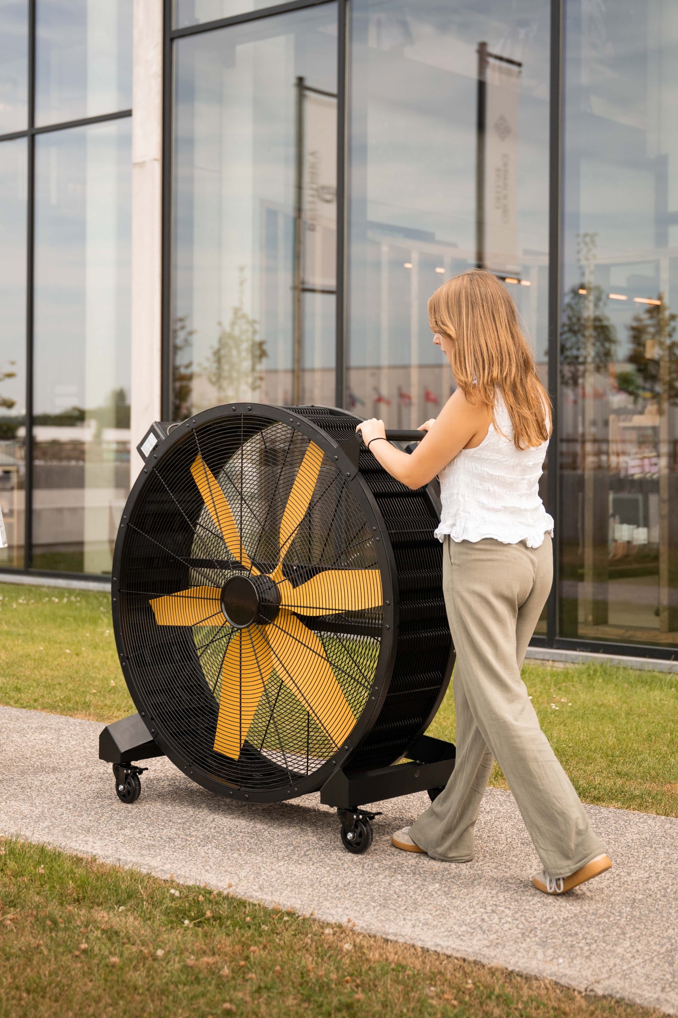Grooming Deluxe Wired Fan with four smooth-rolling wheels