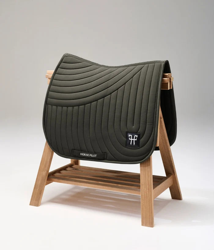 Breathable jumping saddle pad for performance horses