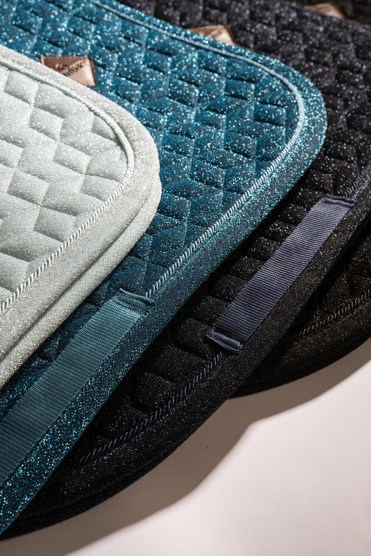 Horse saddle pad with a full sparkling finish and elegant quilted design