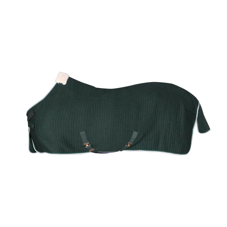 Horse transport and cooling rug for comfortable use in cooler conditions.